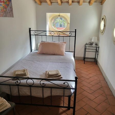 La Villa Apartments - Convenient For Sardinia And Corsica - 4-5 Beds -Private Parking Included With Camera Livorno Exterior foto