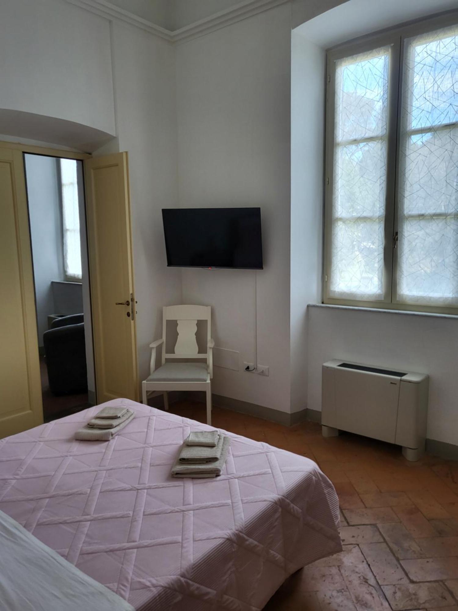 La Villa Apartments - Convenient For Sardinia And Corsica - 4-5 Beds -Private Parking Included With Camera Livorno Exterior foto